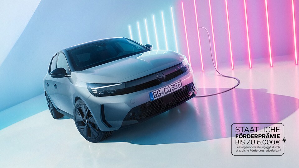 Vordere Seitenansicht eines silbernen Opel Corsa Edition