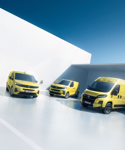 Drei gelbe Opel Elektro-Nutzfahrzeuge, die nebeneinander parken.