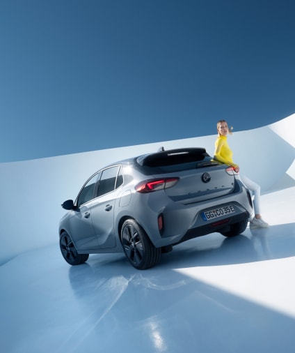 Drei Opel SUVs in unterschiedlichen Farben nebeneinander geparkt