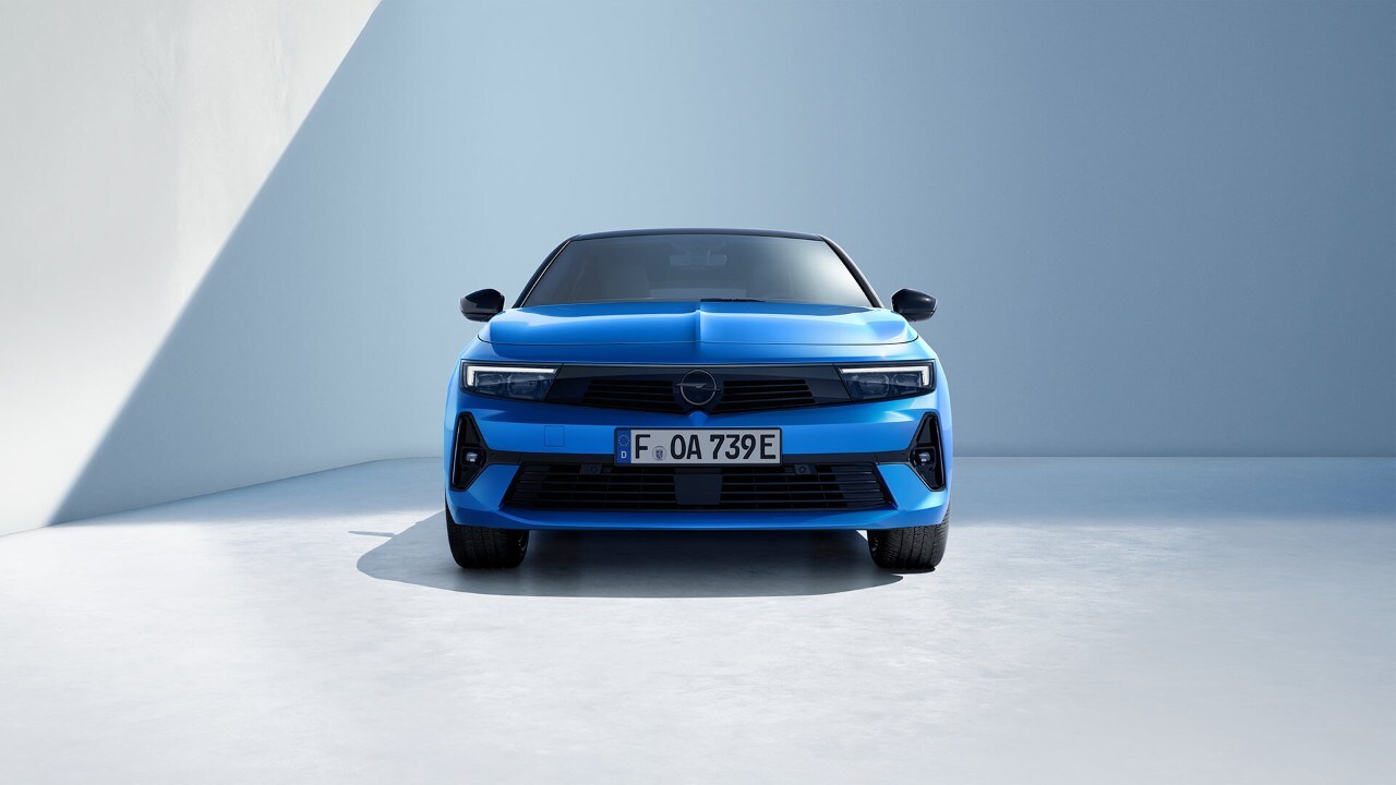 Vorderansicht eines blauen Opel Astra Sports Tourer