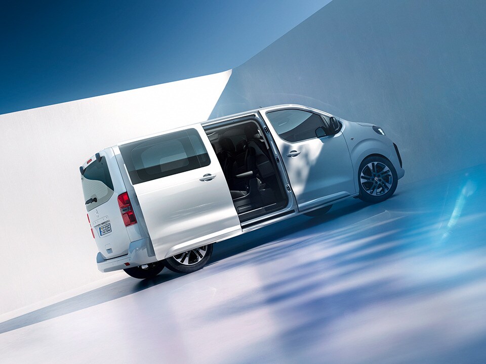  Seitenansicht eines weißen Opel Zafira mit Schiebetür