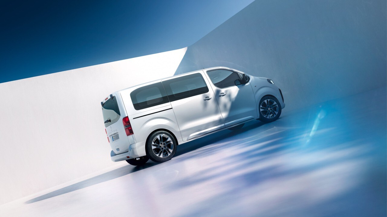 Heckansicht eines weißen Opel Zafira